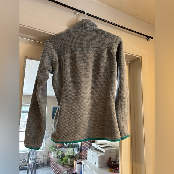 Grey and Green Patagonia Re-tool Synchilla Pullover Size Women's Extra Small - Picture 2 of 5